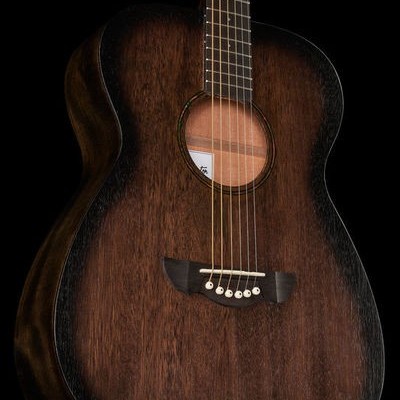 Violão acústico em madeira escura com seis cordas