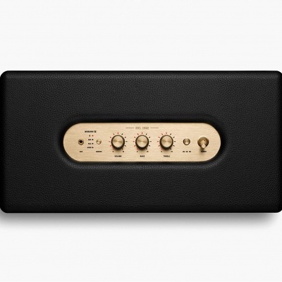 Coluna de som preta com painel dourado e botões