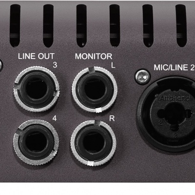 painel traseiro de equipamento eletrônico cinza com várias entradas e saídas