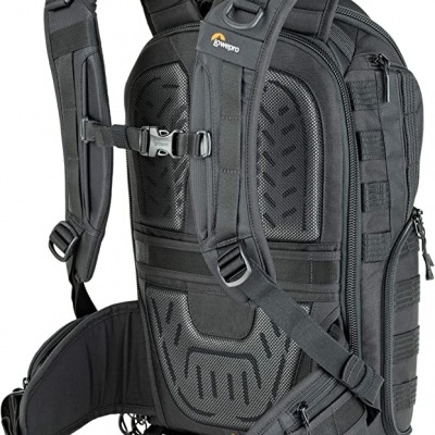 Mochila técnica Lowepro preta com alças acolchoadas e múltiplos compartimentos