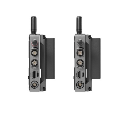 Dois dispositivos eletrónicos cinzentos com antena e várias portas