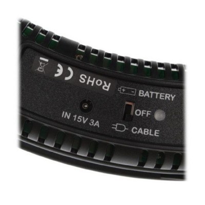 Parte de dispositivo eletrónico preto com interruptor e entrada para bateria