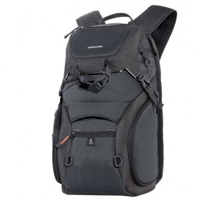 mochila preta com bolsos e fechos, detalhe cinzento