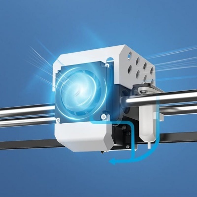 Peça mecânica de impressora 3D em metal e plástico sobre fundo azul