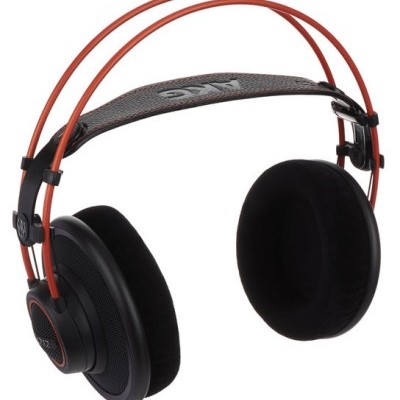 Headphones pretos com armação laranja e faixa preta com texto AKG