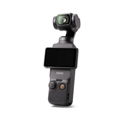 Câmara portátil DJI Osmo preta com ecrã e lente giratória sobre fundo branco