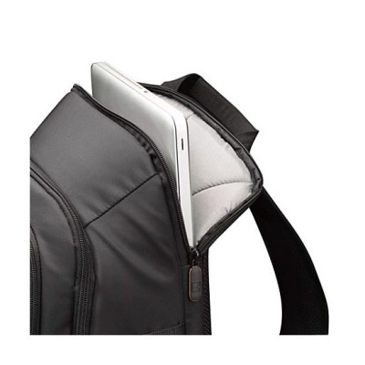 Mochila preta aberta com computador portátil prateado dentro