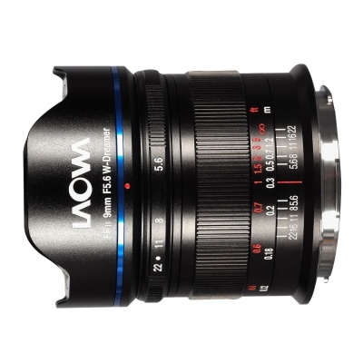 Objetiva fotográfica LAOWA 9mm F5.6 W-Dreamer preto com detalhes azuis e brancos