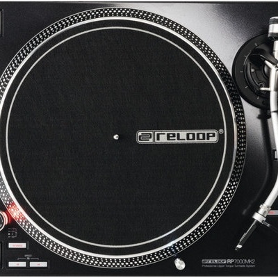 Mesa de mistura de DJ preta Reloop RP 7000 MK2 com toca-discos circular e braço prateado