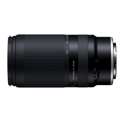 Objetiva fotográfica telefoto preta com marcações e acabamento metálico