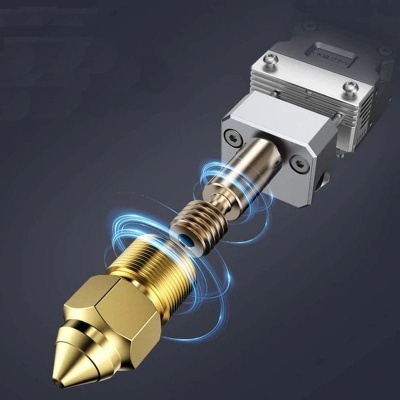 Peças metálicas de uma impressora 3D em fundo cinzento.