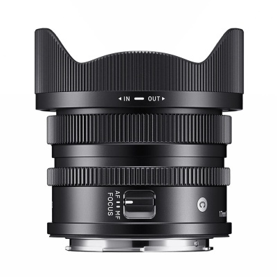 Lente fotográfica preta com anel ajustável e interruptor de foco em fundo branco