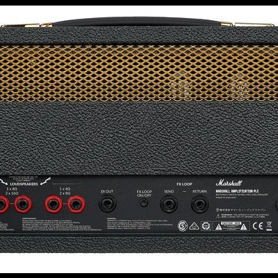 Cabeçote de amplificador de guitarra preto Marshall com grelha dourada e botões na parte traseira