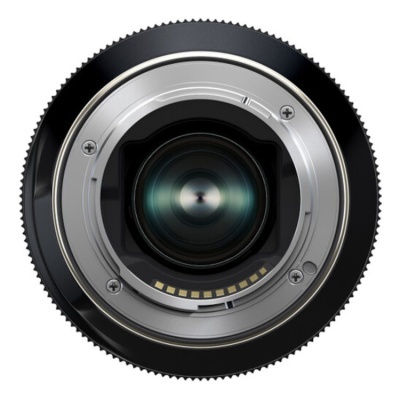 Parte traseira de uma objetiva fotográfica preta com detalhes em prata e vidro da lente refletindo luz.