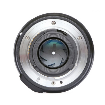 Lente de câmera vista pela parte traseira com anel metálico e diafragma