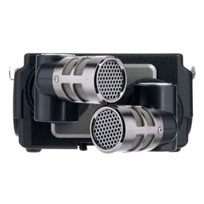 Microfone estéreo preto com cápsulas metálicas prateadas em dispositivo retangular cinza