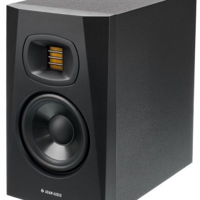 Coluna de som preta ADAM AUDIO com altifalante grande e tweeter amarelo