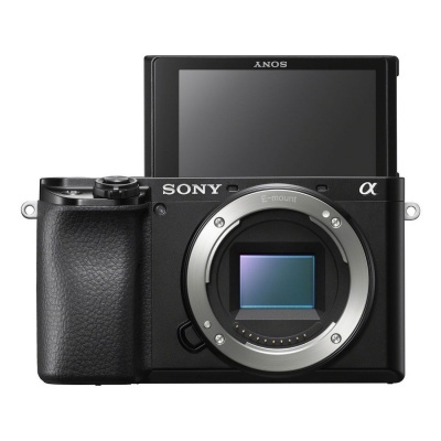 Câmara digital Sony preta com visor LCD articulado para cima e montagem E-mount