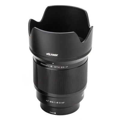 Objetiva fotográfica Viltrox AF 85mm F1.8 STM ED IF preta com parasol
