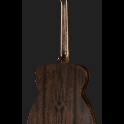 Guitarra acústica de madeira escura vista de trás