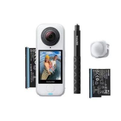Câmara Insta360 branca com lente grande angular, ecrã frontal, baterias, bastão selfie preto e acessório branco