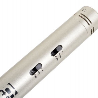 Microfone prateado com botões seletor de frequência em fundo branco