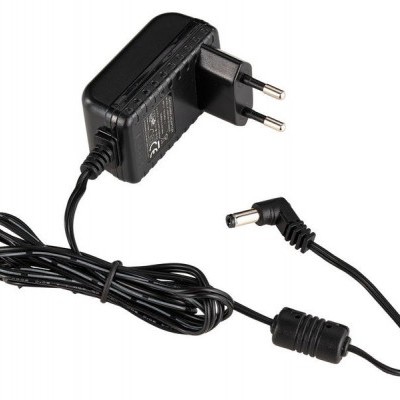 Carregador preto com cabo e ficha de tomada europeia