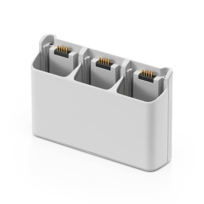 Adaptador branco para três portas RJ45 com conectores dourados
