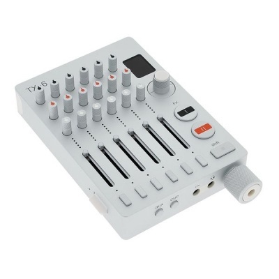 Mesa de mistura de áudio compacta branca com vários botões e botões deslizantes