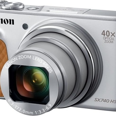 Câmara digital Canon prata com detalhe em pele castanha e zoom ótico 40x.