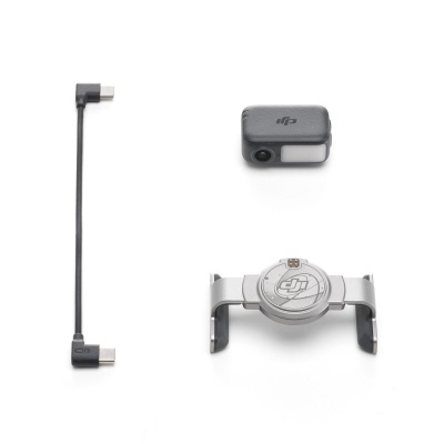 Acessórios DJI: cabo USB-C, dispositivo cinza compacto e peça metálica circular prateada