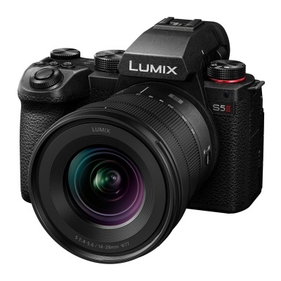 Câmara digital Panasonic LUMIX S5 II com lente acoplada em preto