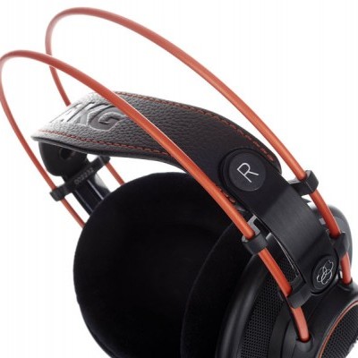 Fones de ouvido preto com suportes laranja e faixa superior preta embossada KMG