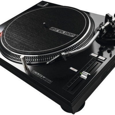 Gira-discos preto com agulha e controles