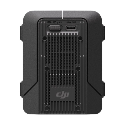 Dispositivo eletrónico preto DJI com grelha de ventilação e porta USB-C