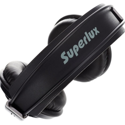 Auscultadores pretos com banda superior larga e logótipo Superlux.