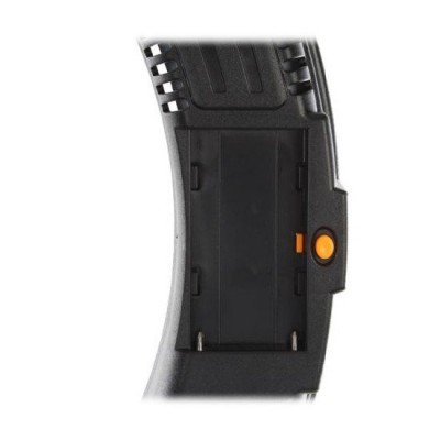 Compartimento de bateria preto com botão laranja e interior vazio