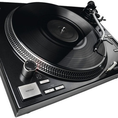 Toca-discos preto com vinil e agulha em fundo branco