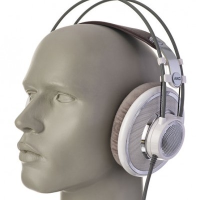 Auscultadores AKG grandes com almofadas cinzentas em cabeça de manequim