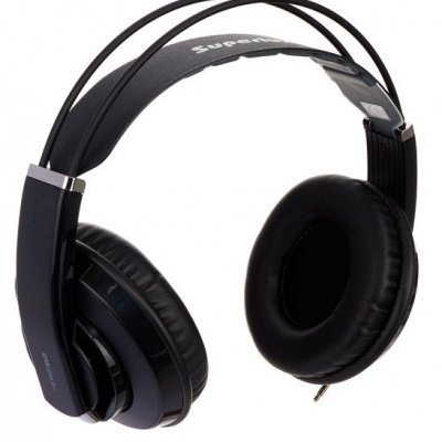 Auscultadores pretos Superlux com almofadas acolchoadas e faixa ajustável