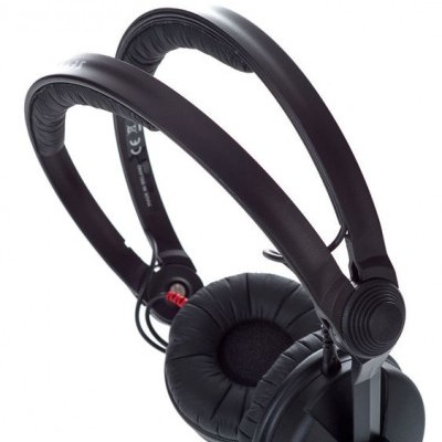 Auscutadores fechados pretos com almofadas acolchoadas e estrutura ajustável