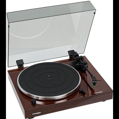 Gira-discos de madeira castanha com tampa transparente levantada e detalhes em preto