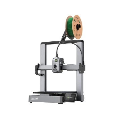 Impressora 3D da marca CREALITY com bobina de filamento verde e estrutura metálica cinzenta