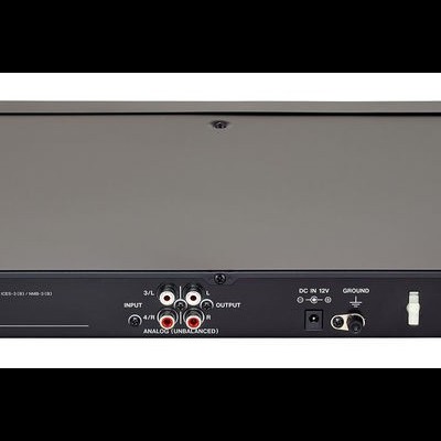 Equipamento electrónico preto com vários conetores na parte traseira