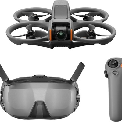 Drone cinza, óculos VR cinza e comando cinza com botões