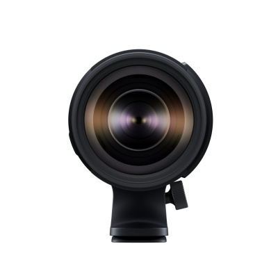 Objetiva fotográfica preta vista de frente em fundo branco