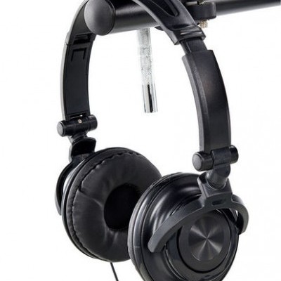 Auscultadores pretos com almofadas macias pendurados numa barra preta