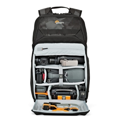 Mochila preta Lowepro com equipamentos fotográficos organizados no interior