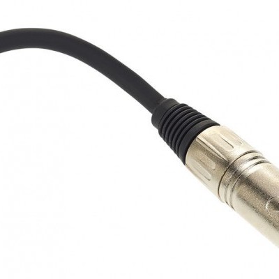 Conector XLR metálico com três pinos e cabo preto
