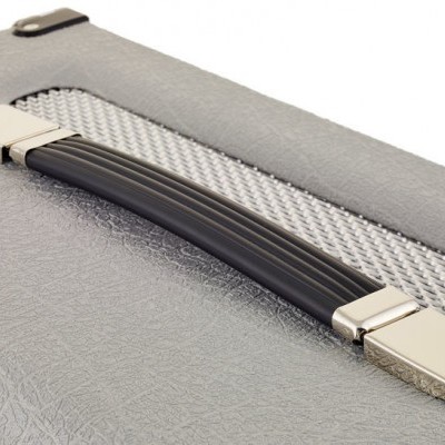 Pega de mala cinzenta com textura e acabamentos cromados